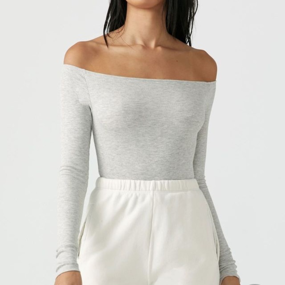 Off the Shoulder Long Sleeve Lot - Picture 6 of 6